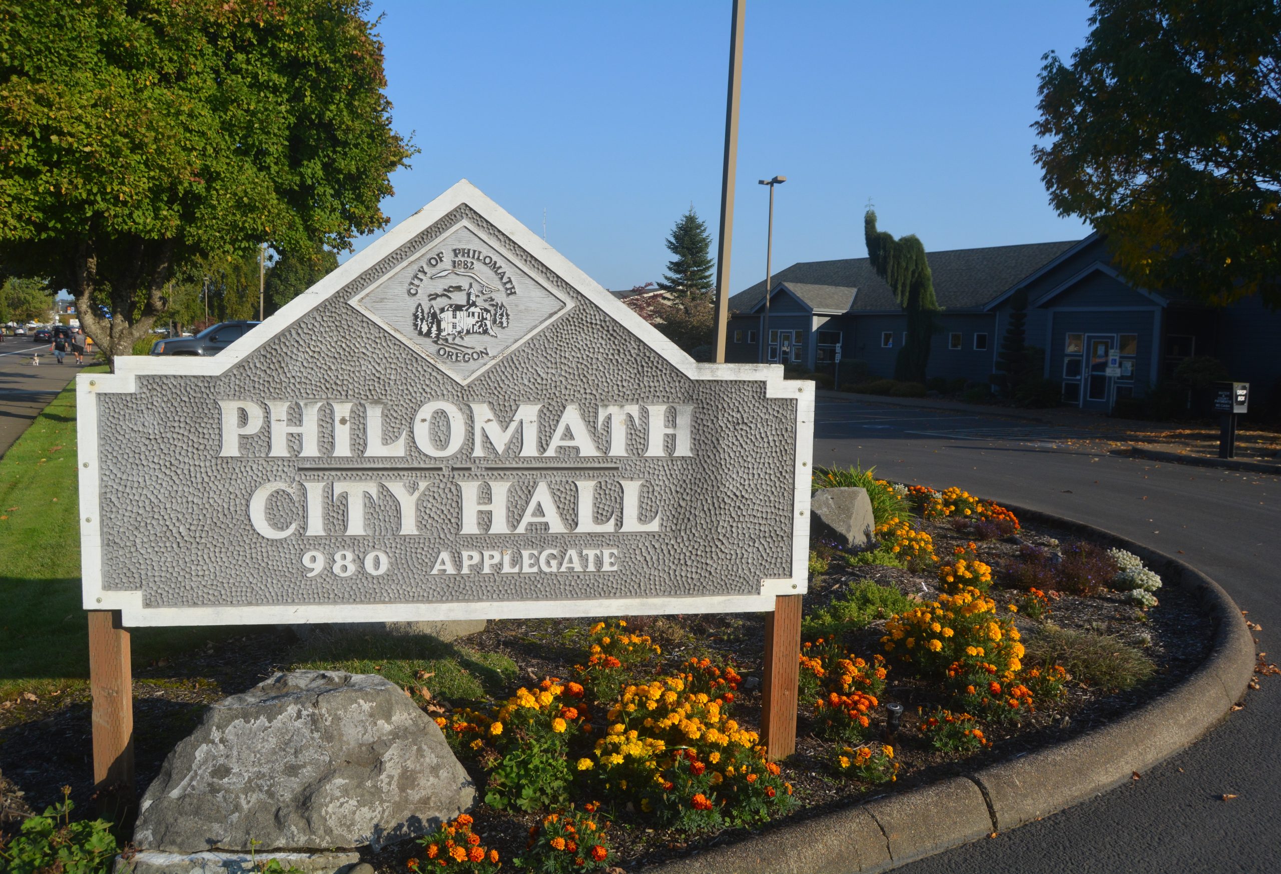 Philomath councilors narrowly approve city manager's new contract - Vimarsana News